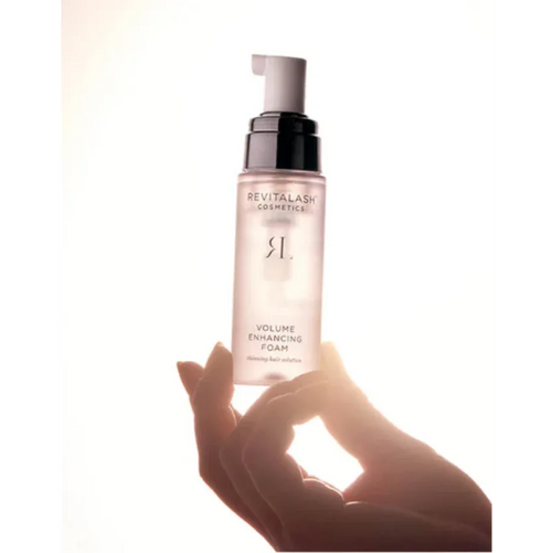 Applicazione RevitaLash Volume Enhancing Foam schiuma volumizzante su capelli bagnati
