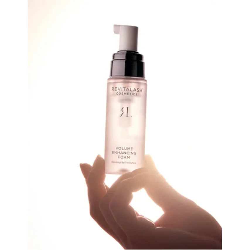 Applicazione RevitaLash Volume Enhancing Foam schiuma volumizzante su capelli bagnati
