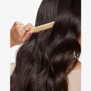 Donna con capelli voluminosi dopo uso RevitaLash Volume Enhancing Foam trattamento volumizzante
