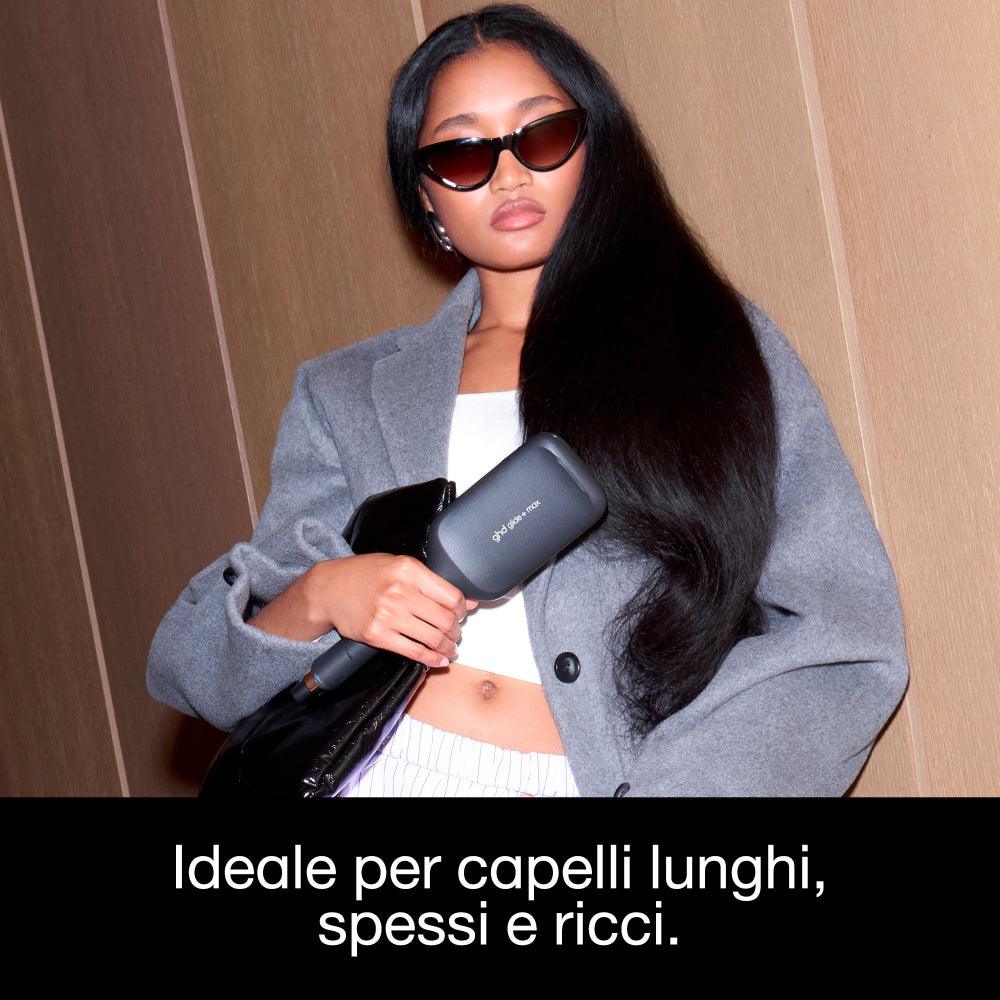 Modella con capelli lisci e brillanti grazie alla GHD Glide+ Max Smoothing Hot Paddle Brush
