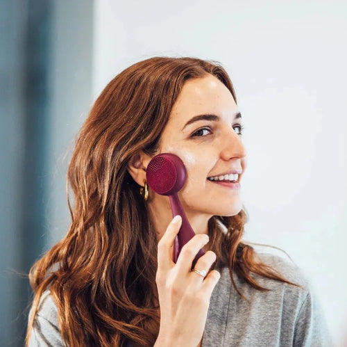 PMD Clean Pro in uso su viso femminile – pulizia profonda con vibrazioni soniche
