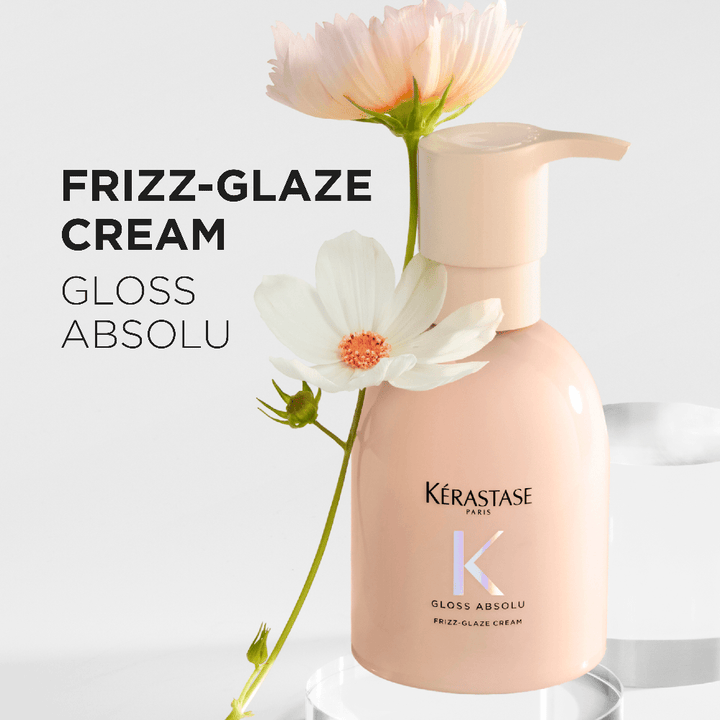Applicazione Frizz-Glaze Cream Kérastase su capelli per effetto anticrespo

